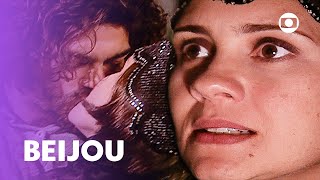 Petruchio pede Catarina em casamento e beija a amada | O Cravo e a Rosa | TV Globo