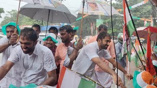 മഴ വക വയ്ക്കാതെ തന്നെ കാണാനെത്തിയ കുട്ടികളുടെ അടുത്തേക്ക് ഓടിയെത്തി ചാണ്ടി ഉമ്മൻ