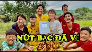 Mừng Nút Bạc Đã Về Với 100 Cái Cánh Gà Cùng Team Anh Ba Phải TV | Anh Hai Vlog