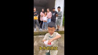 Five-year-old Meng Wa performed a stunt, and the neighbors applauded when they saw this scene!