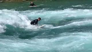 Versuch eines Kopfstands beim Flusssurfen Schleuse Thun