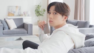 新田真剣佑、姉の“すっぴん美肌”に驚き　ソファでくつろぐ姿も　「EGOIPSE」新CM