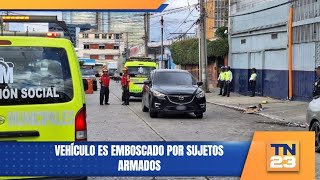 Vehículo es emboscado por sujetos armados