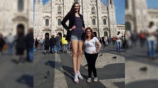 ये है  दुनिया की सबसे लंबी टांगों वाली लड़की। Woman With Longest Legs In The World.