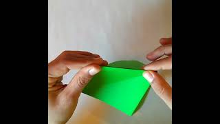Cómo hacer un árbol de navidad de papel | Origami | Manualidades para peques