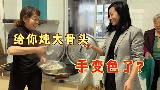 农民王小：老妹来了干活给饭吃，酸菜骨头一大盆，忙的手都变色了