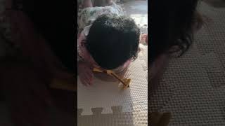 キリンの歯固めを力強く噛む赤ちゃんBaby chewing on giraffe teeth firming