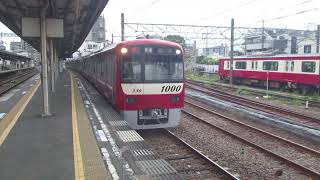 【浦賀～品川間各駅停車】京急本線普通品川行き京急新1000形1331編成6両　神奈川新町駅発車