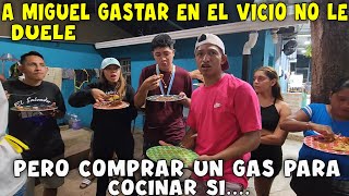 Camarón regaña a los Bichos por no querer comprar gas para cocinar. Así sofrio el Pollo Chocoyo. P32