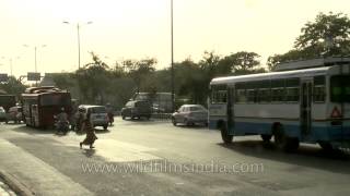 Jaywalking in India: Woman crosses the Ring Road in busy traffic!