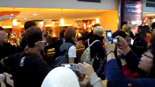 111121 Shinee at Taoyuan Airport