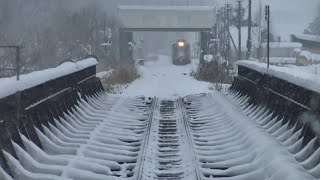 猛吹雪に見舞れた石北本線の当麻駅～桜岡駅間を走行するキハ40系のの前面展望