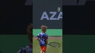 Azarenka’s son Leo lends mom a helping hand after her win 🥰 #shorts #tennis #sport #wta