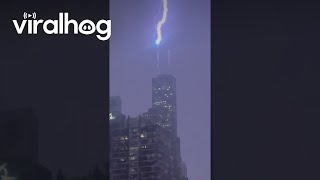 Lighting Strikes Willis Tower in Chicago || ViralHog