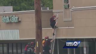 Watch: 2 rescued from flooded bar in south Kansas City