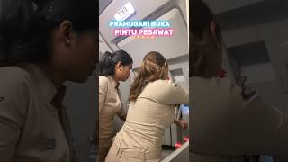 Pramugari buka pintu pesawat #flightattendant #cabincrew #superairjet #pramugari #aviation