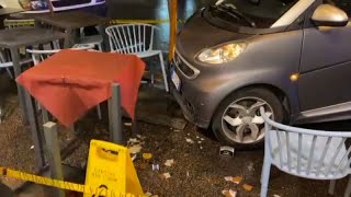 Un'auto travolge i tavolini di un bar in piazza Barberini a Roma