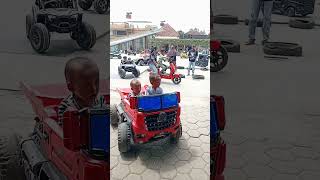 Rafka ajak adek mengemudi dum truck