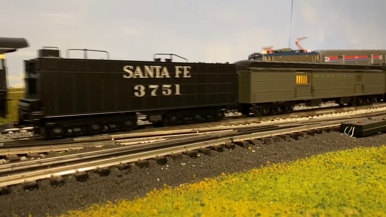 Lionel Legacy Santa Fe 4-8-4 - YouTube