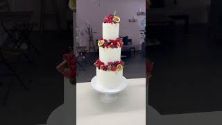 If only wedding cakes took this long to make 😅🍓 A fruity 3tier wedding cake for the end of summer!