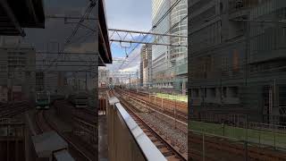 京浜東北線の電車が来たぞ！ 秋葉原駅 The Keihin Tohoku Line Train is arriving at Akihabara station.