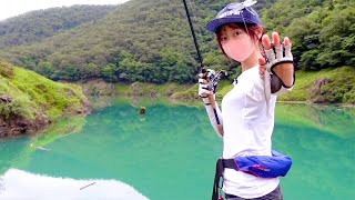 ヤバ過ぎ！ドライブシャッドでデカバス釣れた・・・【バス釣り オカッパリ フリーリグ 釣りガール】