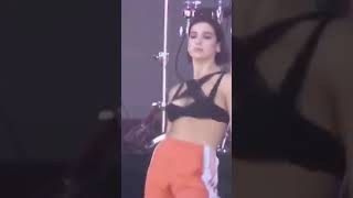 Dua Lipa having zero stage presence for 14 seconds