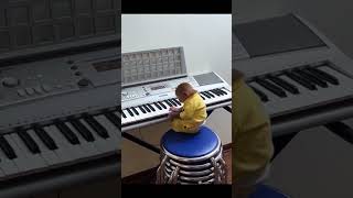 Mono toca piano