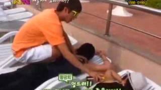 [ZE:A Cut] Kwanghee putting tanning oil on Siwan