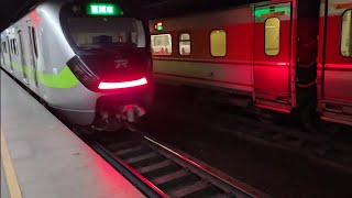 1218次苗栗發車開往基隆的銀綠色微笑號EMU900型十輛一編組EMU949區間車，和139次七堵發車開往潮州的PPE1037單電豬PP電頭+十二節PP車廂+PPE1051單電豬PP電頭PP自強號