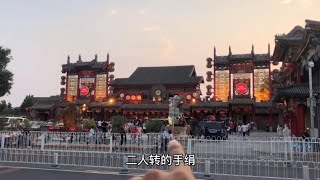 赵本山的刘老根大舞台，位于北京寸土寸金的黄金地带，太热闹了