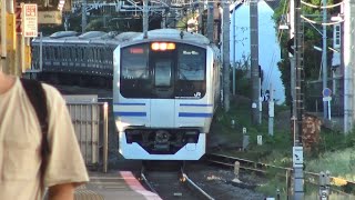 カーブしたホームの鎌倉駅に到着～出発する横須賀線下りE217系