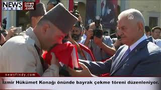 #Canlı - İzmir Hükümet Konağı önünde bayrak çekme töreni düzenleniyor.