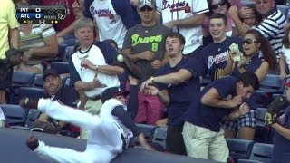 PIT@ATL: Freeman makes great grab in foul territory