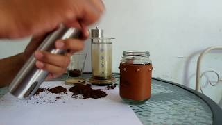 Cara menggiling kopi dengan grinder manual