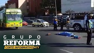 Baja de auto en avenida, la atropellan y muere