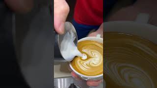 #latteart #9barista #咖啡拉花 #latte #tulip 2-2🤭練習慢底，但奶泡狀況不斷，加特林的四孔膠條鎖不緊了😓