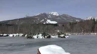 雪に覆われ凍った妙高いもり池