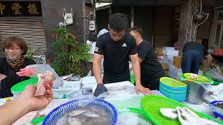 阿崧說魚翅羹啦，帥兒子說要說海鮮羹，不然會被告 中彰海王子 烏日火車站 海鮮叫賣 海鮮拍賣 叫賣哥