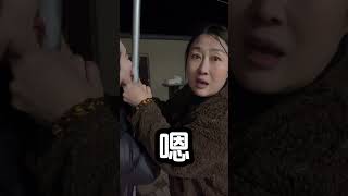 用假舌头骗妈妈粘铁上了，妈妈让拿尿呲！！！一定一定要看完随拍 农村生活 妈妈