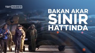 Bakan Akar beraberindeki komutanlarla sınır hattında