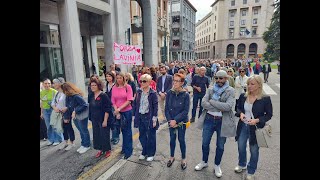 A centinaia in piazza con la mamma di Lavinia