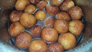 रव्याचे  गुलाबजाम फक्त रवा आणि दुधापासून एकदम रसरशीत | rawa gulab jamun recipe | suji gulab jam