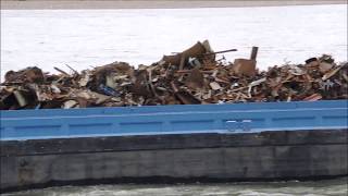 Binnenschiff Klasarina mit Schrott auf dem Rhein bei Düsseldorf