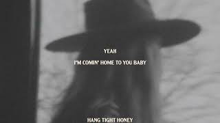 Lainey Wilson - Hang Tight Honey ( Lyric )