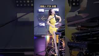 边打边唱的架子鼓达人米可儿 #米可儿 #音乐Shorts #打鼓表演 #Shorts热门 #鼓手日常