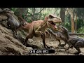 아기 t rex가 벨로시랩터의 공격을 받은 후 놀라운 일이 일어납니다.