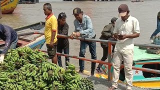 menjadi mandor bongkar pisang di dermaga #streetfood #fruit #food