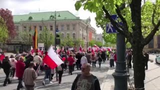 Lenkai surengė didžiulę šventę: Vilniuje – žygiuoja šimtai