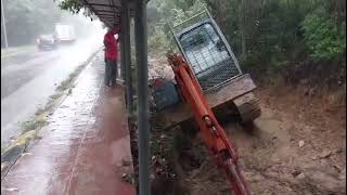 Kerja kerja mesin Excavator amat mencabar waktu hujan... extreme